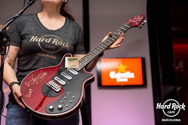 BrianMaySignedGuitar3